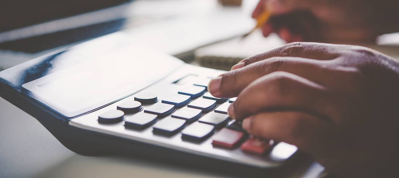 revisor beräknar avskrivningar på kalkylator