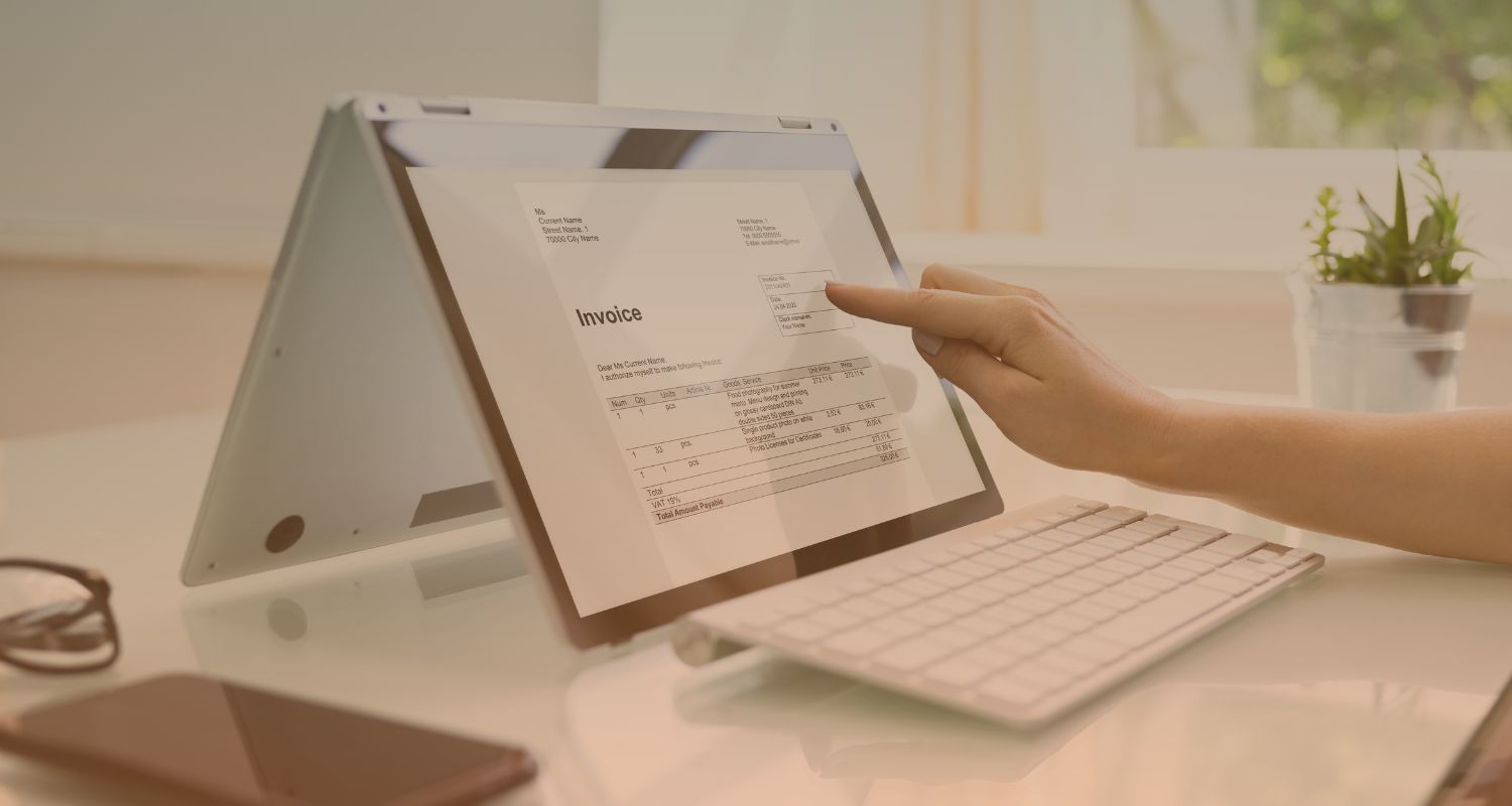 factoring-entreprenoren närbild på en faktura på en ipad på ett skrivbord