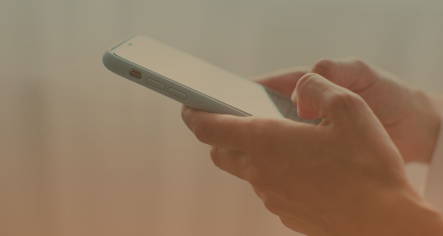 foretagsabonnemang1 närbild på händer som håller i en smartphone